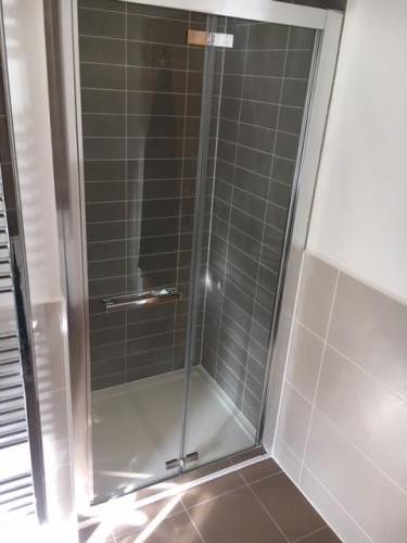 Shower cubicle installation