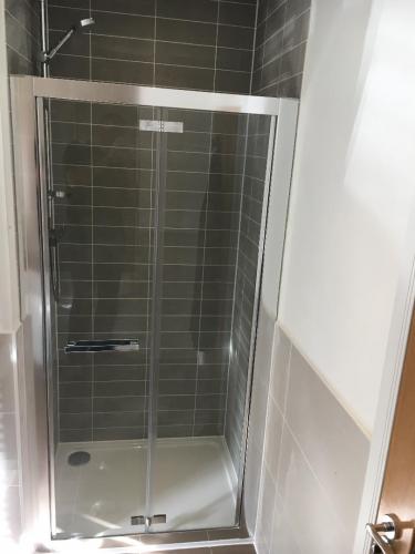 Shower cubicle installation